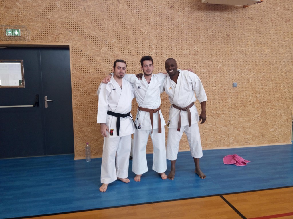 Félicitations à Louis (au centre) décrochant sa ceinture noire 1er dan avec ses partenaires Dylan et Nestor.