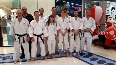 Une excellente prestation dans la galerie marchande du centre Leclerc de Guérande, en particulier de la part des débutants (seulement 3 mois de pratique) devant un public omniprésent.